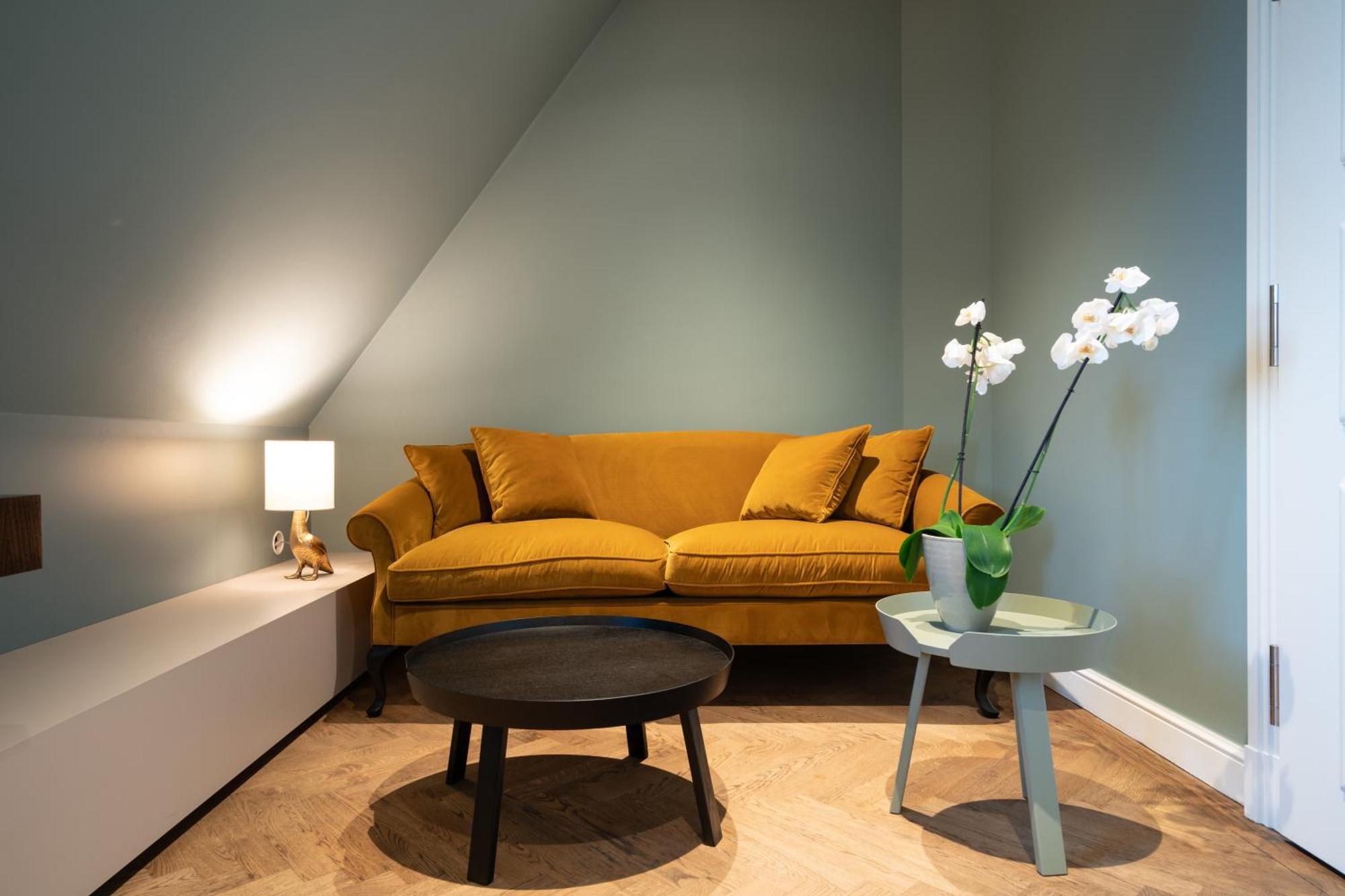Das Tegernsee Ngoại thất bức ảnh A living room with a sofa